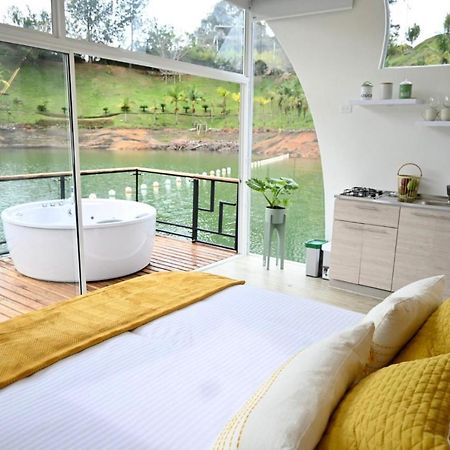 Casa Flotante La Trinidad Hotel กัวตาเป ภายนอก รูปภาพ