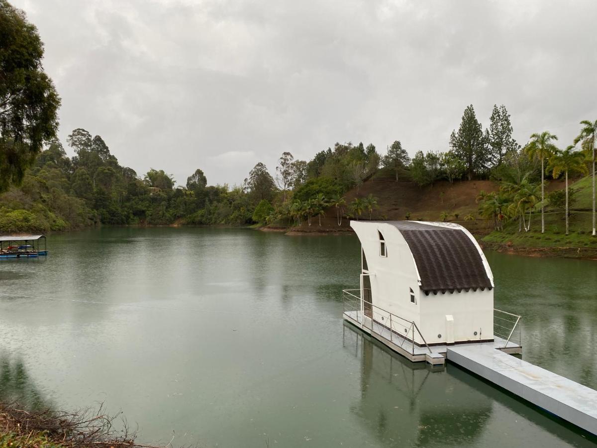Casa Flotante La Trinidad Hotel กัวตาเป ภายนอก รูปภาพ