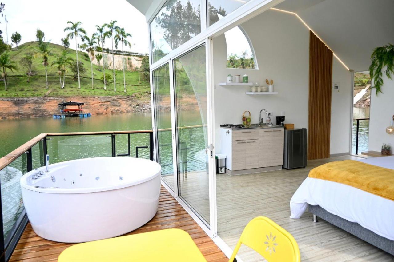 Casa Flotante La Trinidad Hotel กัวตาเป ภายนอก รูปภาพ