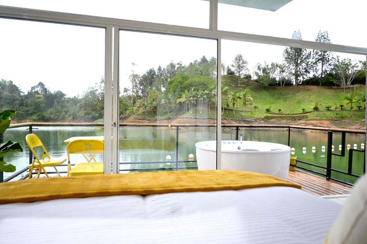 Casa Flotante La Trinidad Hotel กัวตาเป ภายนอก รูปภาพ