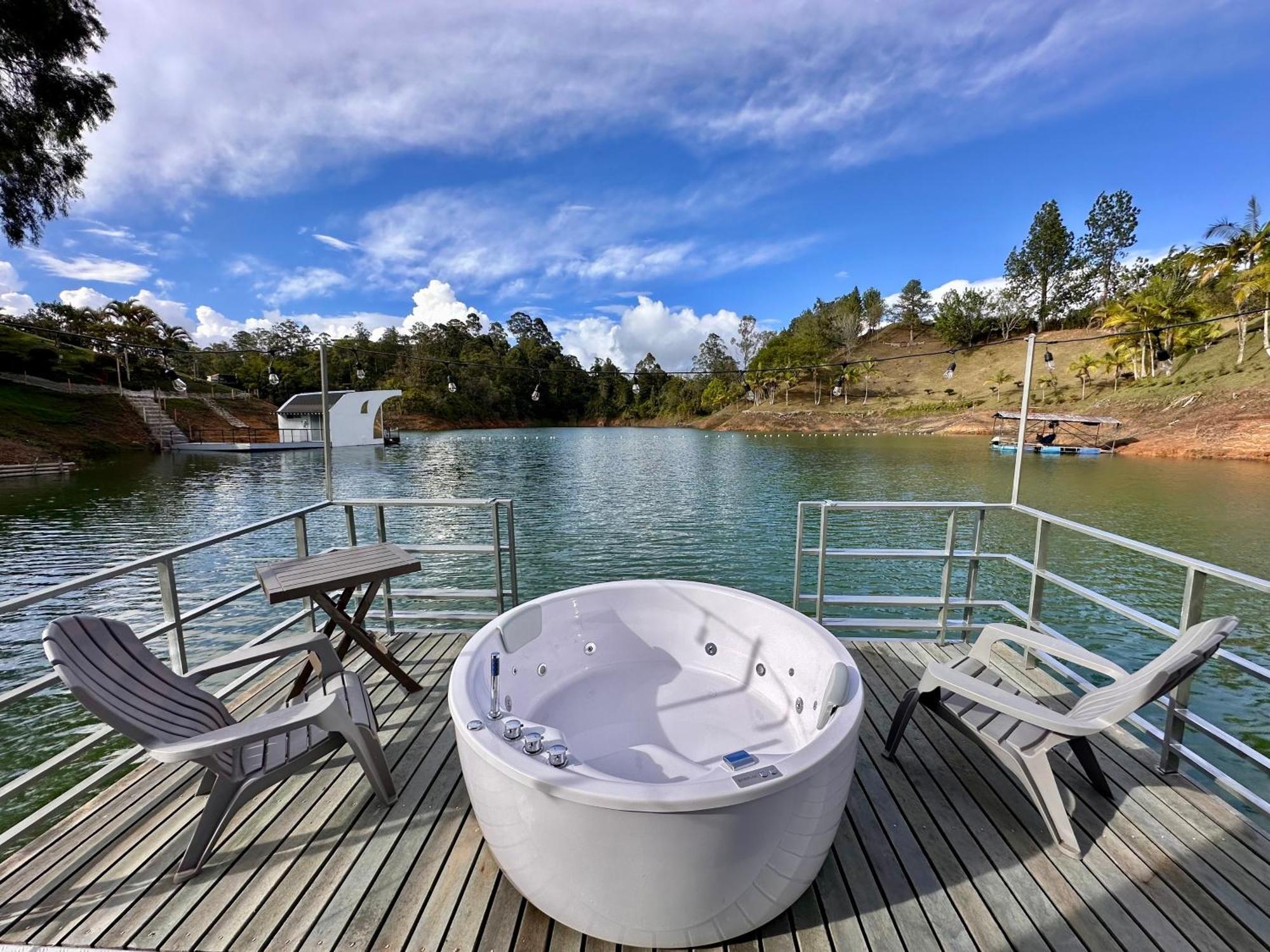 Casa Flotante La Trinidad Hotel กัวตาเป ภายนอก รูปภาพ